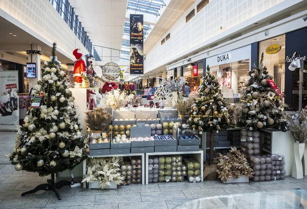Рождественский торговый пост с елками, луковицами и украшениями — стоковое фото