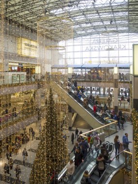 Yılbaşı süsleri ve bir hipermarket, Krakow, Polonya alışveriş