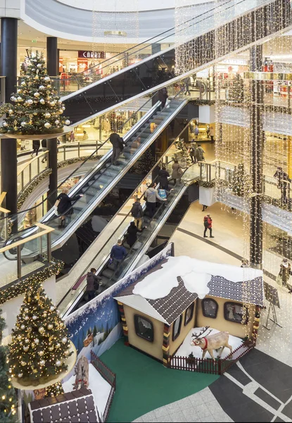 Рождественские украшения и покупки в гипермаркете в Кракове, Польша — стоковое фото