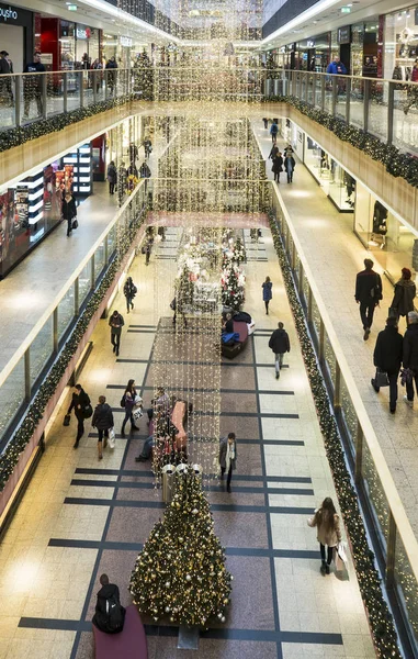 Рождественские украшения и покупки в гипермаркете в Кракове, Польша — стоковое фото