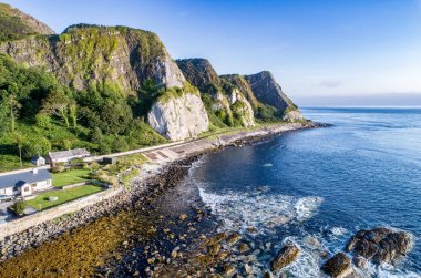 Uçurum ve Causeway kıyı yolu, Kuzey İrlanda, İngiltere