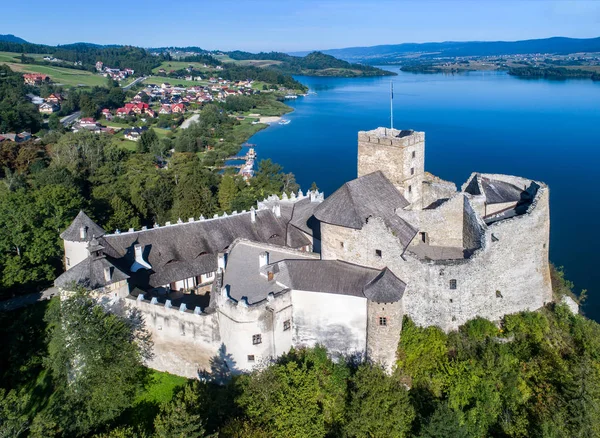 Polonia. Castillo medieval en Niedzica. Vista aérea — Foto de Stock