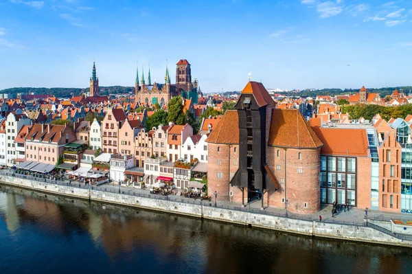Staré město Gdaňsk, Polsko. Letecký pohled. Nejstarší středověké přístavní jeřáb v Evropě — Stock fotografie