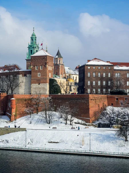 Wawel kasteel in Krakau en vistula rivier in de winter — Stockfoto