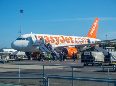 Yolcular Airbus a320 Easyjet uçak arriva sonra bırakarak