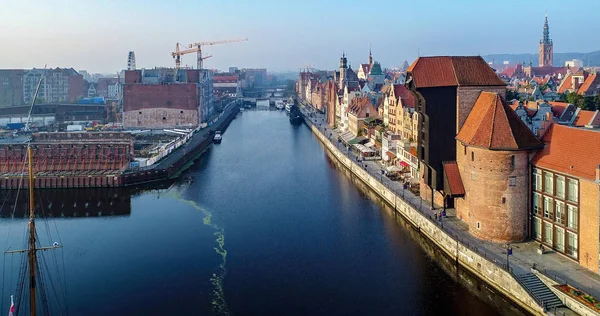Старый город Гданьск, Польша. Вид с воздуха со старой Crain, Motlawa, руины и строительной площадки — стоковое фото
