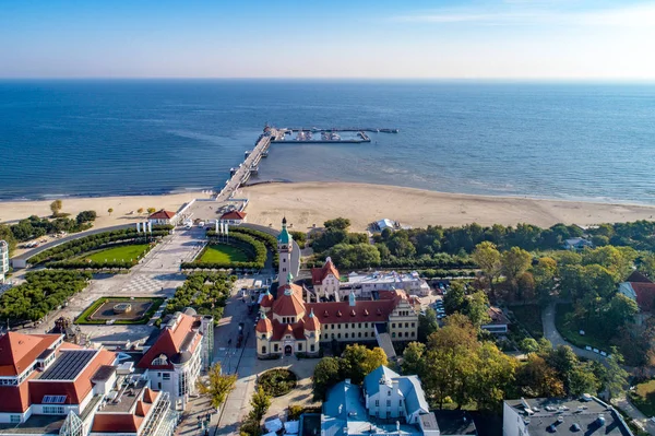 Sopot resort in Polen met Spa, pier, strand en oude vuurtoren, — Stockfoto