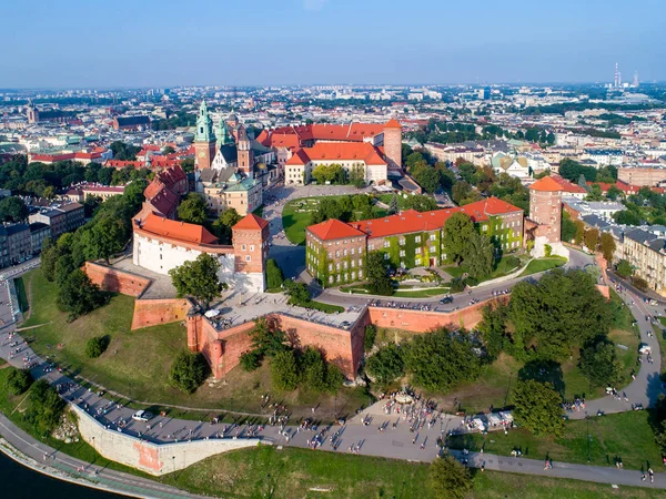 De skyline van Krakau, Polen, met de Wawel heuvel, kathedraal en het kasteel — Stockfoto