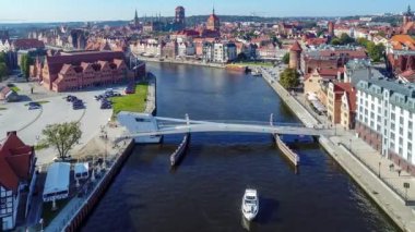 Gdansk, Polonya. Eski eski şehir, Motlawa Nehri, asma köprü ve tüm ünlü anıtlar hava 4 k video: Ortaçağ vinç (Zuraw), St John, St Mary Kilisesi, city hall tower, eski evleri, Filarmoni Salonu