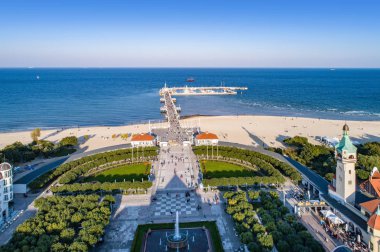 Sopot resort Spa, iskele, sahil ile Polonya'da. eski deniz feneri ve Baltık Denizi,