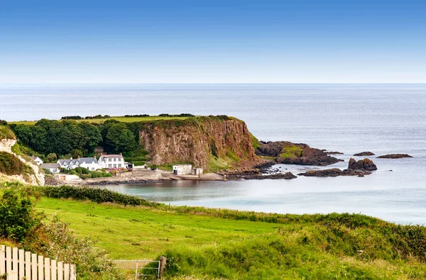 Strmé skalní stěny na atlantickém pobřeží v Severní Irsko, Velká Británie — Stock fotografie