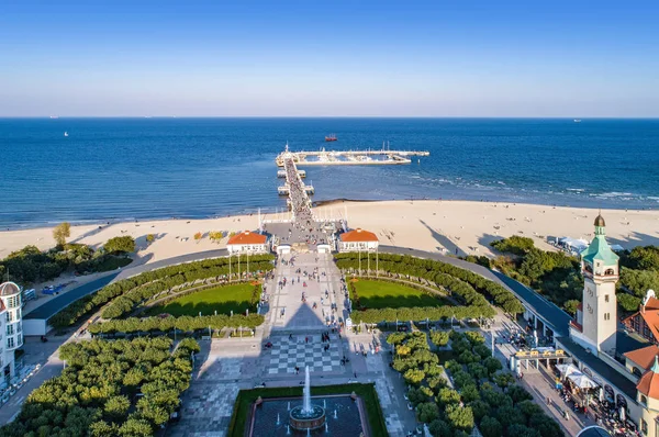 Sopot resort en Polonia con SPA, muelle, playa. antiguo faro y mar Báltico , — Foto de Stock