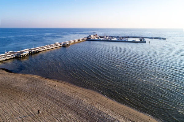 Muelle de madera con puerto deportivo en Sopot resort, Polonia. Vista aérea — Foto de Stock