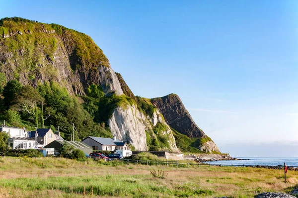 Klippen an der Ostküste von Nordirland, Großbritannien — Stockfoto