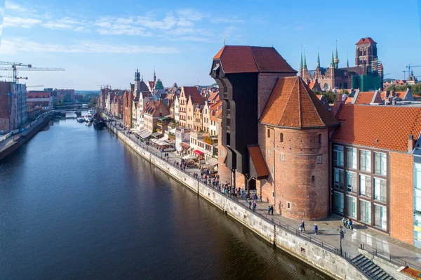 Gdansk óvárosa, Lengyelország. Légi felvétel régi daruval és folyóval — Stock Fotó