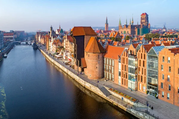 Gdańsk Stare Miasto, Polska. Widok z lotu ptaka o wschodzie słońca — Zdjęcie stockowe