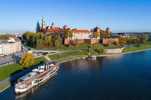 Cracovia, Polonia. Castillo de Wawel, Cathedreal y Vístula en otoño en — Foto de Stock