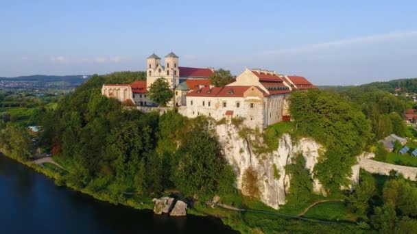 Tyniec Près Cracovie Pologne Abbaye Bénédictine Sur Colline Rocheuse Falaise — Video
