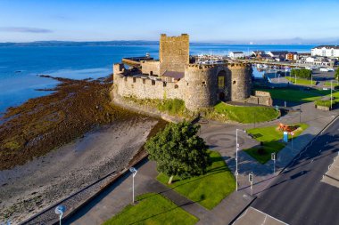 Kale ve Belfast yakınındaki Carrickfergus Marinada