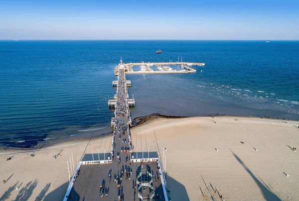 Muelle de madera con puerto deportivo en Sopot resort, Polonia. Vista aérea — Foto de Stock