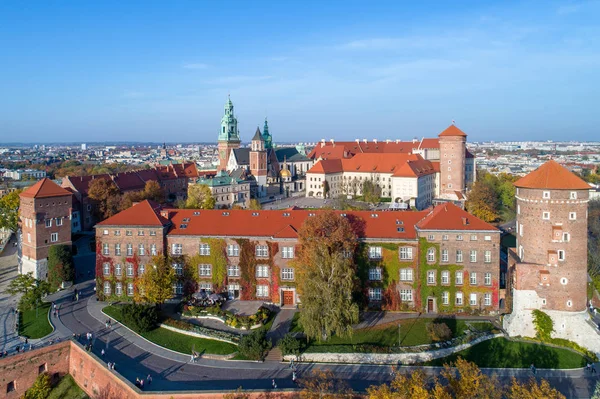 Wawel Katedra i zamek w Kraków, Polska. Widok z lotu ptaka o zachodzie słońca — Zdjęcie stockowe