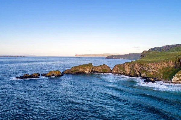 Atlantikküste in nordirland mit klippen bei carrick-a-rede — Stockfoto