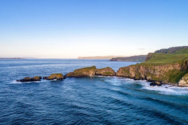 Wybrzeża Atlantyku w Irlandii Północnej z klifów w Carrick-a-Rede — Zdjęcie stockowe