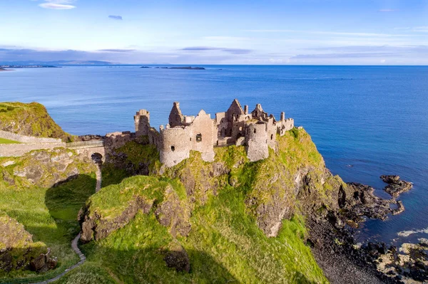 Ruinen der Burg Dunluce in Nordirland — Stockfoto