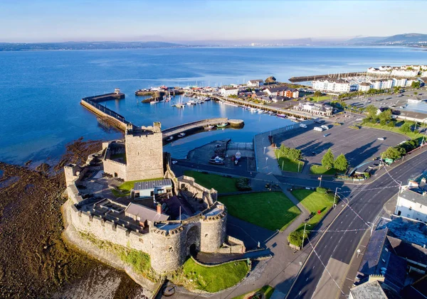 Hradu a přístavu v Carrickfergus nedaleko Belfastu — Stock fotografie