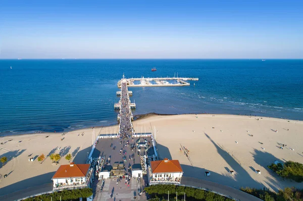 Muelle de madera con puerto deportivo en Sopot resort, Polonia. Vista aérea — Foto de Stock