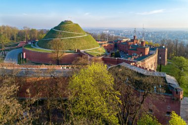 Krakow, Polonya, gündoğumu ışık Kosciuszko Höyük