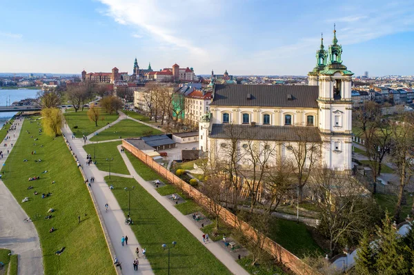 Pologne. Skyline de Cracovie avec Skalka, Wawel et Vistule — Photo