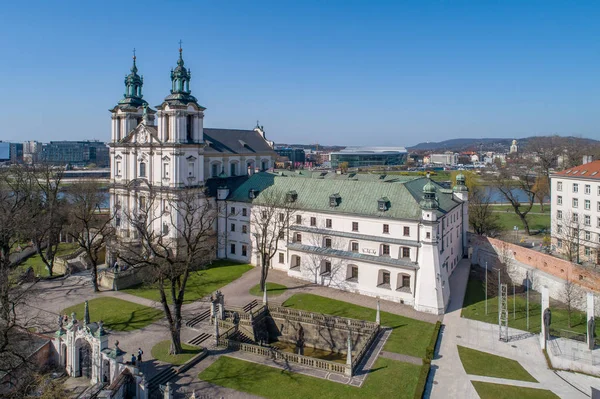 Церковь Святого Станислава и монастырь Паулинитов в Кракове, Польша — стоковое фото