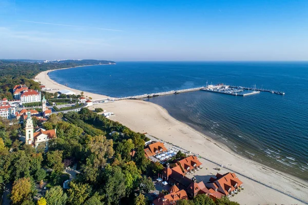 Sopot resort met pier en het strand, Polen. Luchtfoto — Stockfoto