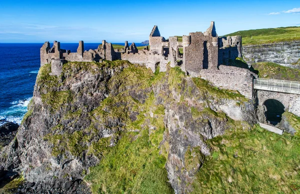 Ruinen der Burg Dunluce in Nordirland — Stockfoto