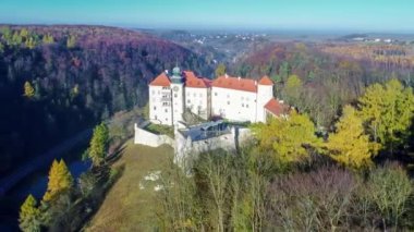 Tarihi Rönesans kale Pieskowa Skala Polonya Krakow yakınındaki. Sarp bir uçurum üzerinde inşa. Hava uçuşu sabah erken sonbaharda video