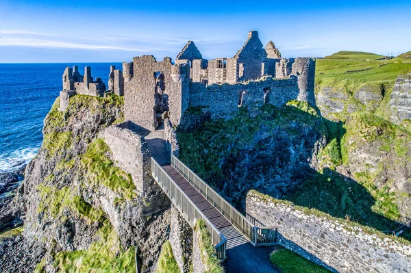 Ruinerna av Dunluce Castle i Nordirland, Uk — Stockfoto