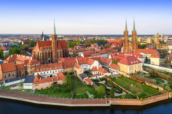 Wroclaw, Lengyelország. Ostrow Tumski gótikus katedrális és a templom. — Stock Fotó