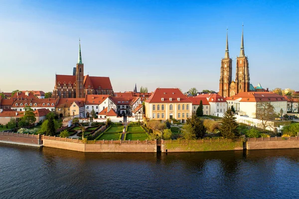 Wroclaw, Polonya. Ostrow Tumski Gotik Katedrali ve kilise ile. — Stok fotoğraf