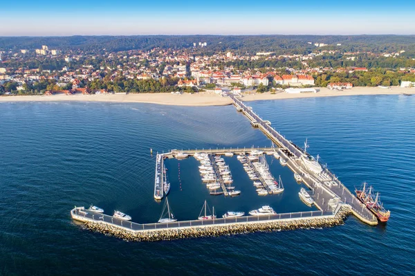 Sopot resort en Polonia con muelle, yates, barco y playa — Foto de Stock