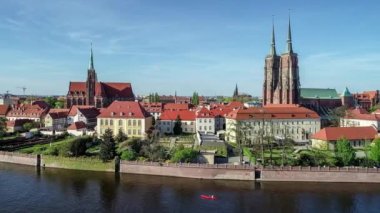 Polonya. Wroclaw. Ostrow Tumski, Gotik Katedrali St John Baptist, Collegiate Kilisesi Holy Cross ve St Bartholomew, park, oder (Oder) Nehri ve kayık. Gün batımında hava 4 k görüntüleri.