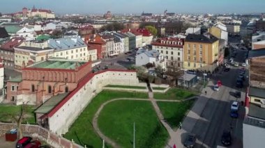 Krakow, Polonya eski Yahudi Kazimierz ilçe. Eski sinagog, Szeroka (geniş) street ve eski evler. Wawel Kalesi ve Krakow eski şehir içinde belgili tanımlık geçmiş. Hava yaklaşan video