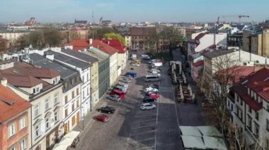 Krakow, Polonya eski Yahudi Kazimierz ilçe. Eski sinagog, Szeroka (geniş) street ve eski evler. Eski Krakow şehir içinde belgili tanımlık geçmiş. Hava ortaya video