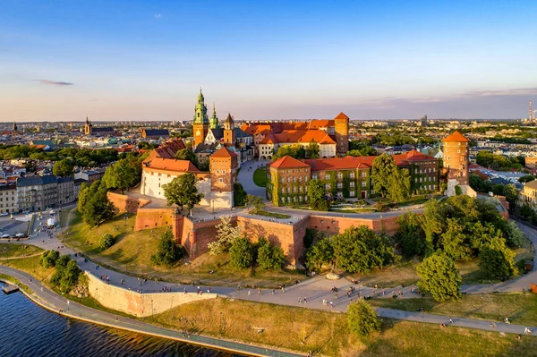 Krakau. Polen. Oude skyline van de stad met de Wawel kathedraal en het kasteel — Stockfoto