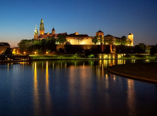 Polonia Cracovia Castillo Catedral Wawel Reales Iluminados Por Noche Reflejos — Foto de Stock