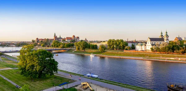 Polonya, Krakow 'un panoramik silueti — Stok fotoğraf
