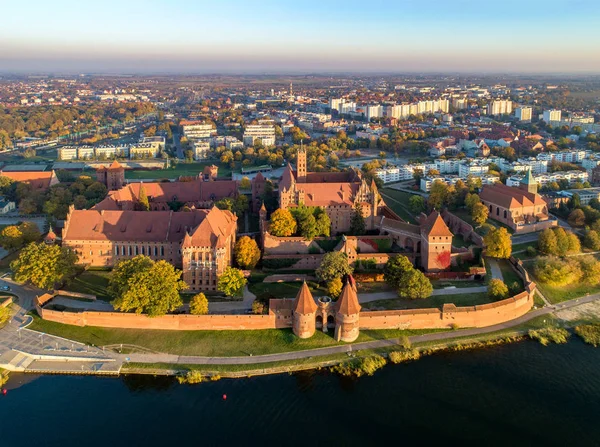 Polonia. Malbork ciudad y castillo — Foto de Stock