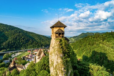 Slovakya 'da Orava Kalesi. Güneşin doğuşunda havadan görünüm