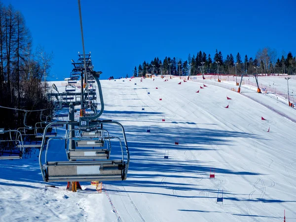 Declive de esqui com elevadores de esqui e portões slalom — Fotografia de Stock