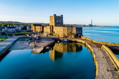 Belfast yakınlarındaki Carrickfergus 'ta Norman Kalesi ve Marina 
